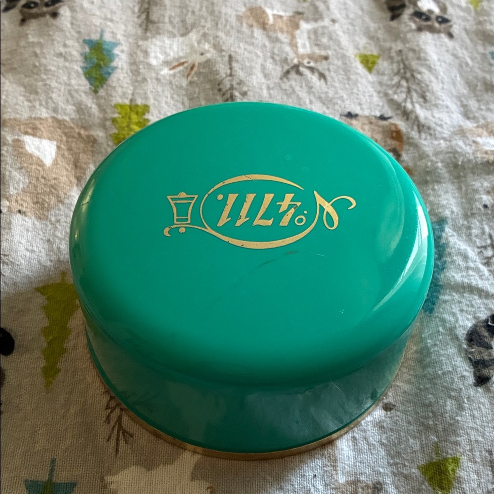 Vintage powder case w/ 2 puffers